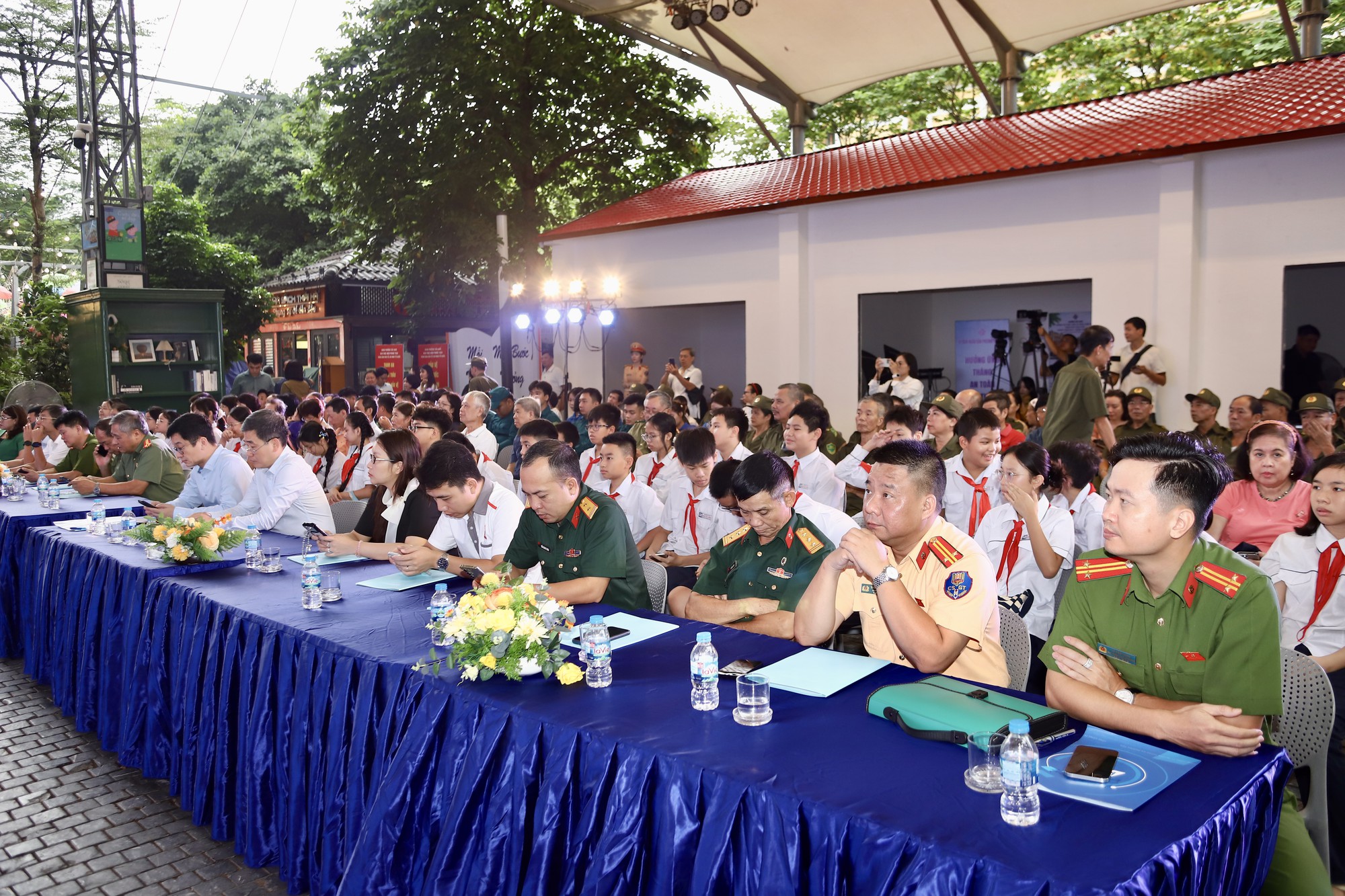 img4014-17878828458202075463680 Phường Cửa Nam: Một hàng xe dừng đỗ có thể thành 'nút thắt' giao thông - Ảnh 2.