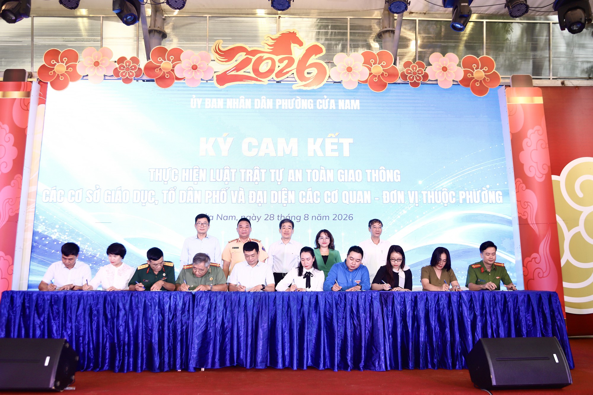 img4031-1787882846789892814247 Phường Cửa Nam: Một hàng xe dừng đỗ có thể thành 'nút thắt' giao thông - Ảnh 4.