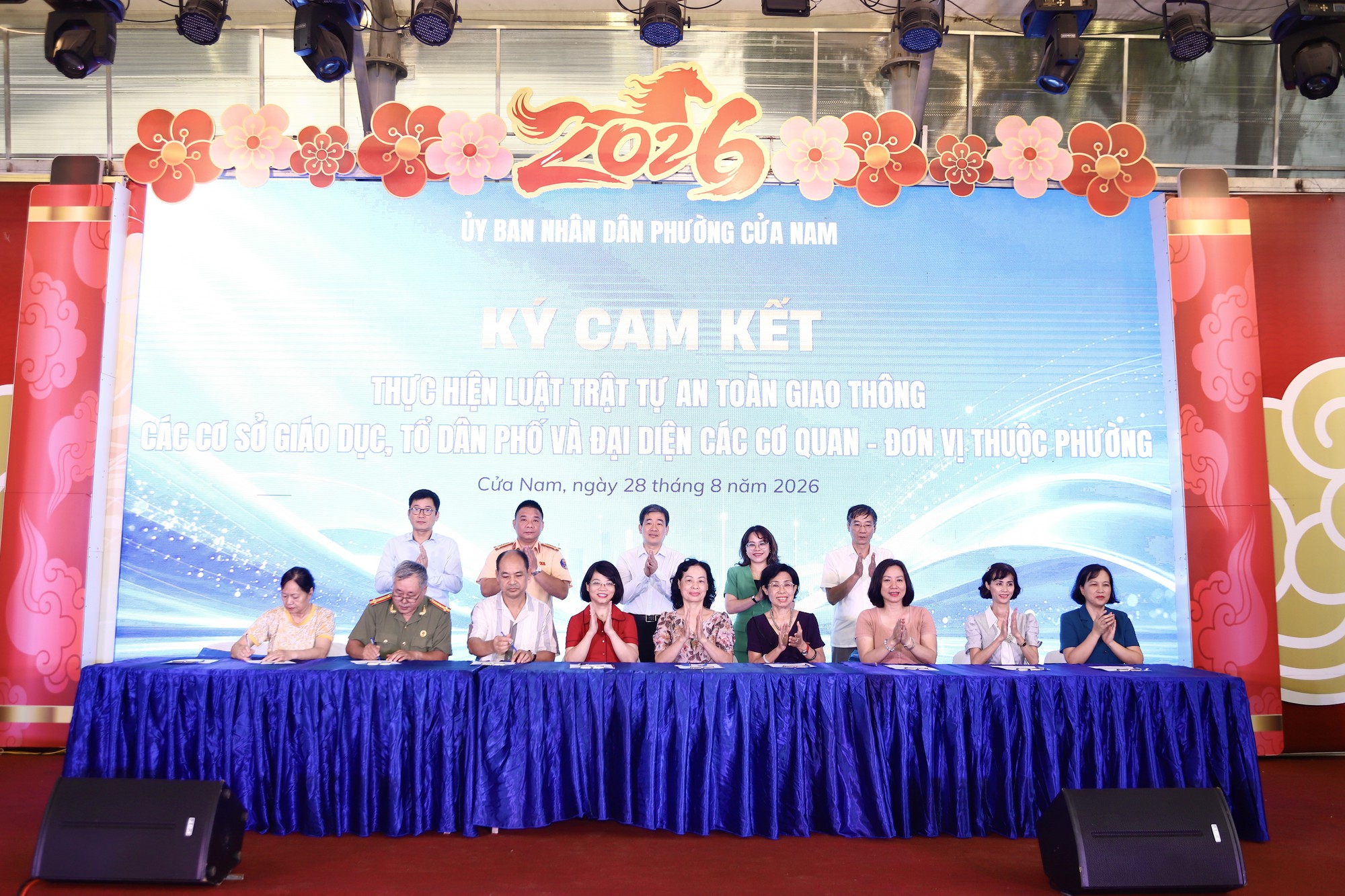 img4053-17878828472741333454673 Phường Cửa Nam: Một hàng xe dừng đỗ có thể thành 'nút thắt' giao thông - Ảnh 3.
