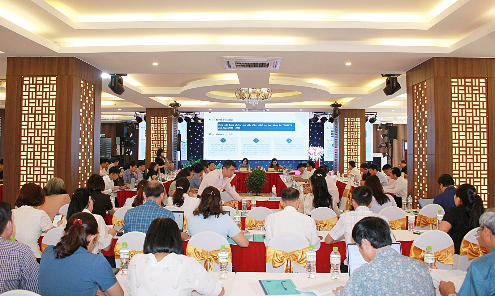 img5923-1787814398287285223393 Bộ tiêu chí y tế xã mới phải sát thực tiễn - Ảnh 2.