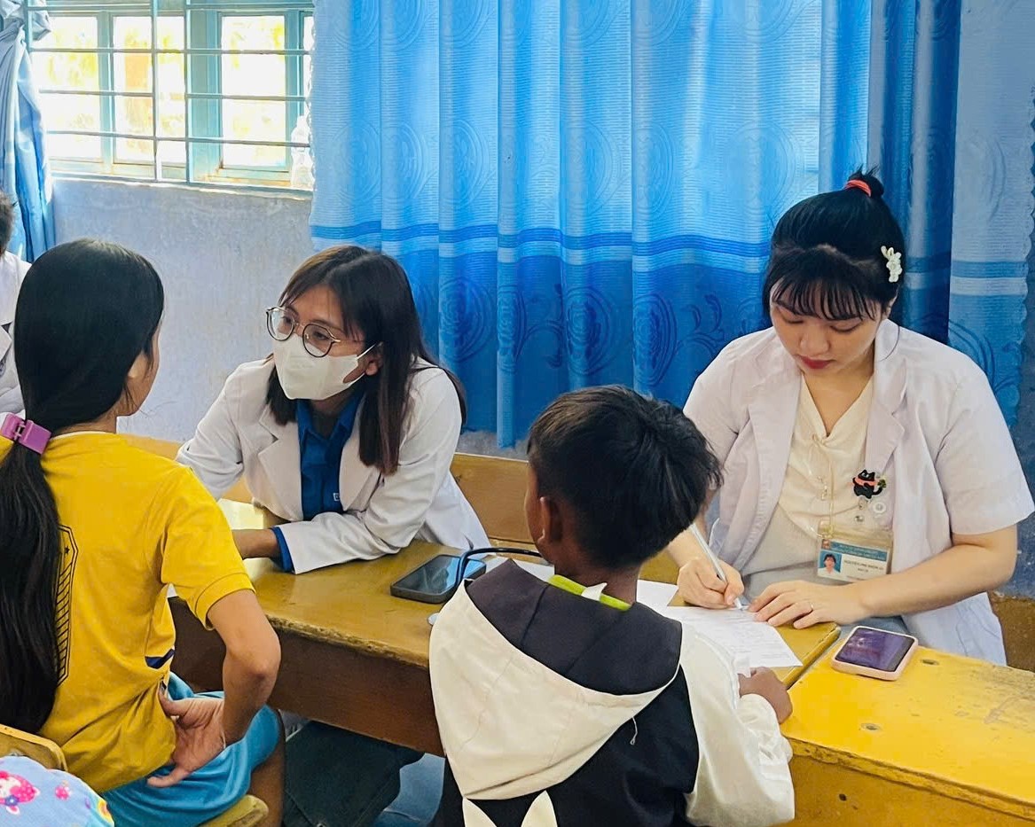 kham-kham-1786969850546112238445 Học sinh ở Khánh Hòa sẽ được khám sức khỏe miễn phí khi nào? - Ảnh 1.