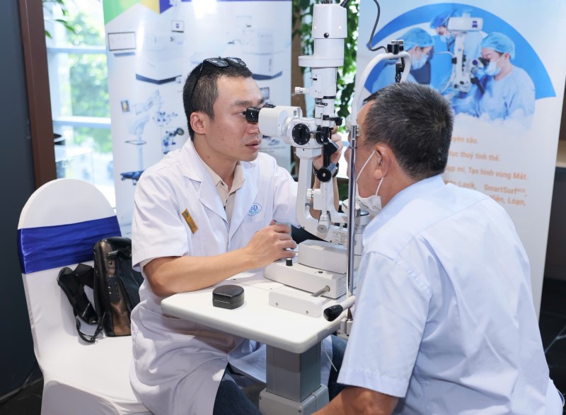 Khô mắt nên kiêng gì để giảm khó chịu?- Ảnh 2.