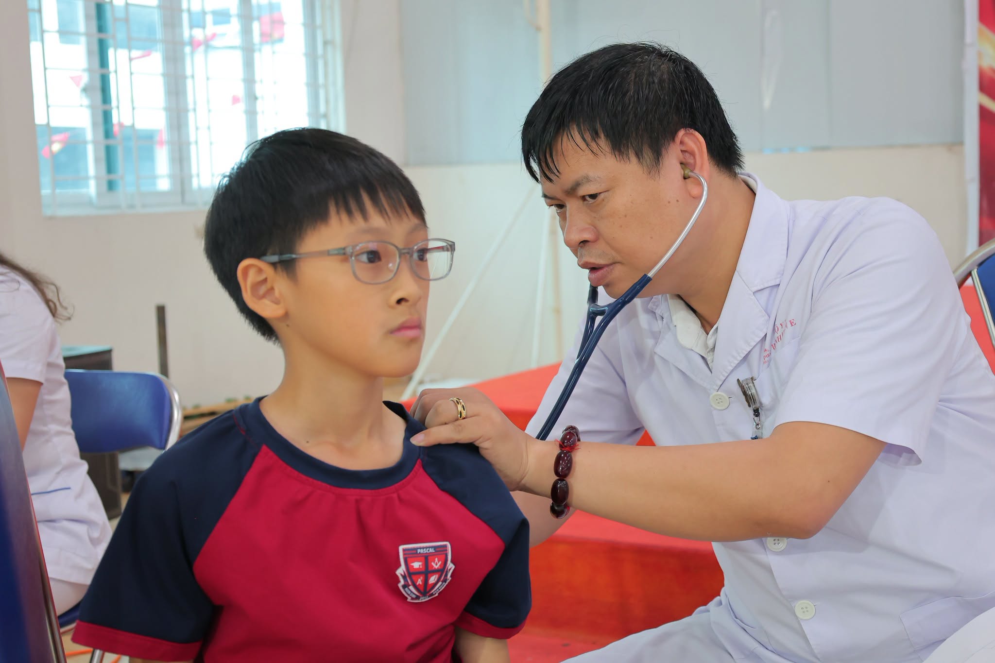 Khám sức khỏe cho khoảng 6000 học sinh ở phường Nghĩa Đô- Ảnh 2.