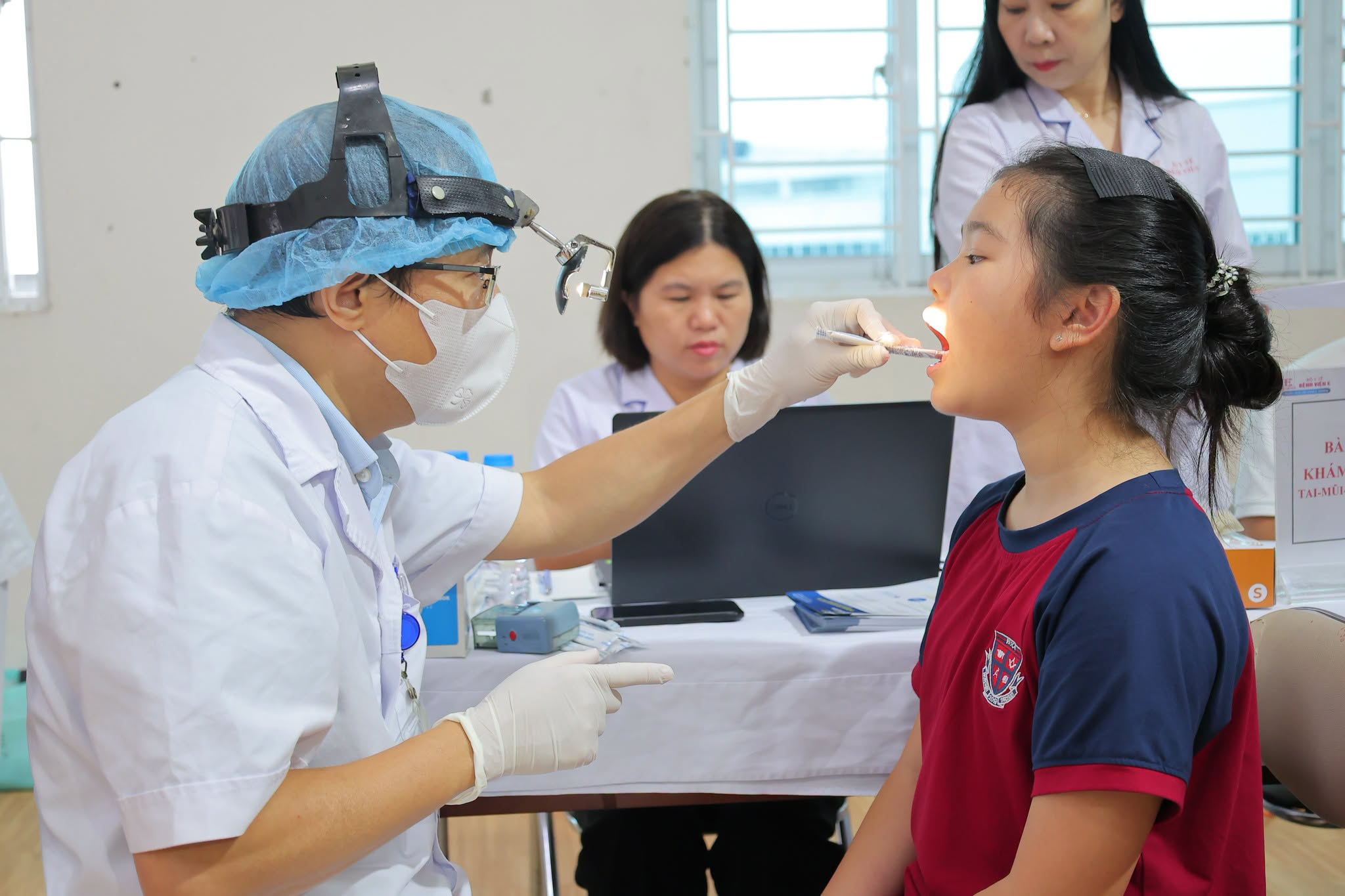 Khám sức khỏe cho khoảng 6000 học sinh ở phường Nghĩa Đô- Ảnh 3.
