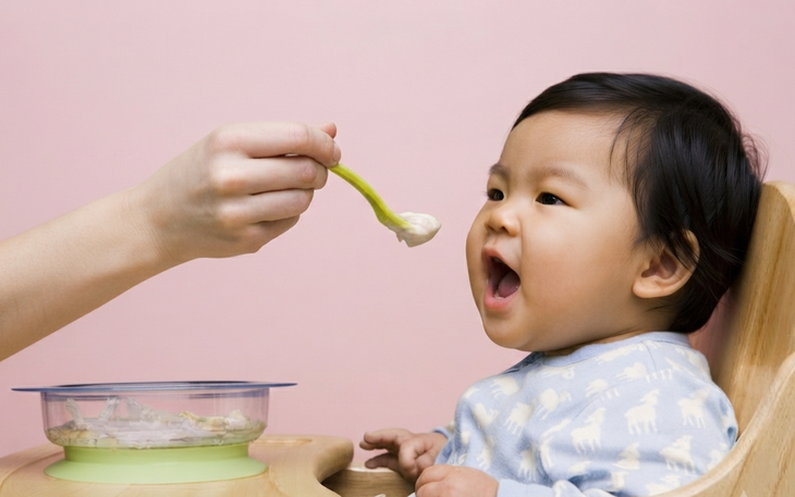Thời điểm tốt để bắt đầu ăn dặm