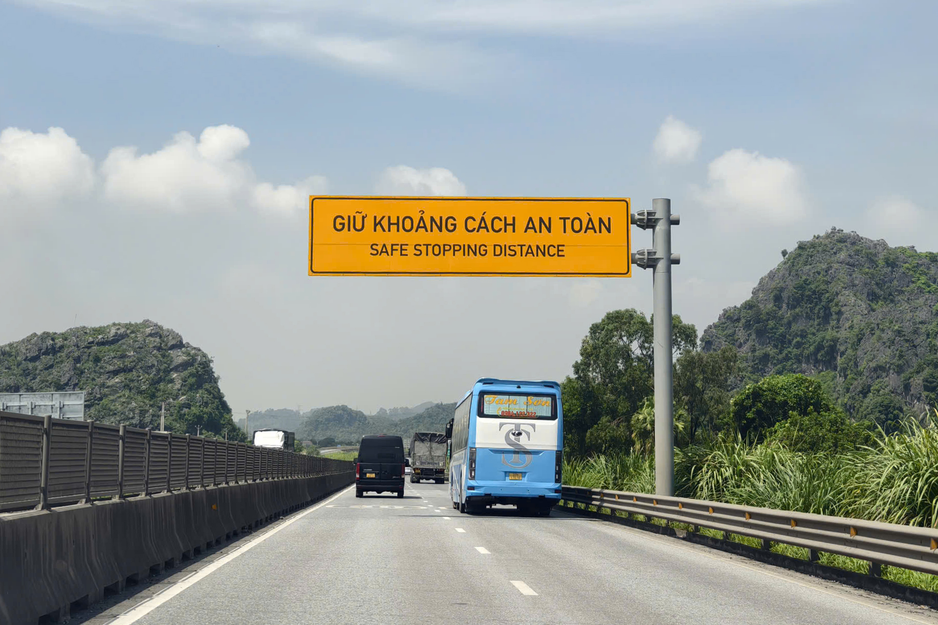 khoang-cach-an-toan-5-17878255406601769651163 Cảnh Báo Về Vi Phạm Khoảng Cách An Toàn Trên Cao Tốc - Ảnh 3.