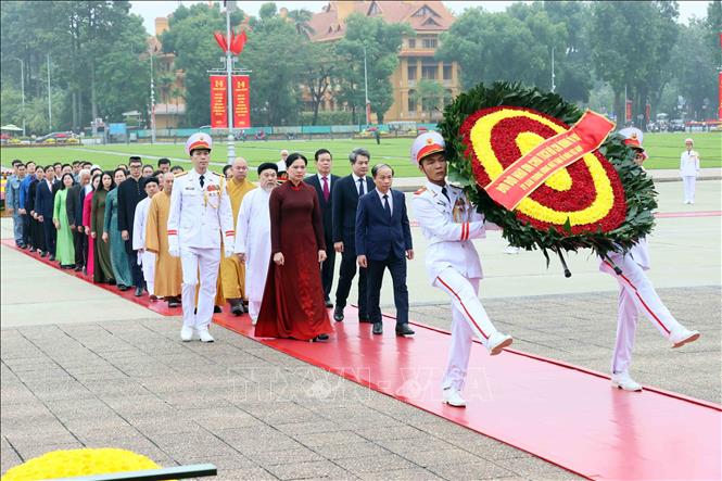 lang-bac-28826-30-1787888001769-17878880020641209423794 Lãnh đạo Đảng, Nhà nước vào Lăng viếng Chủ tịch Hồ Chí Minh - Ảnh 5.