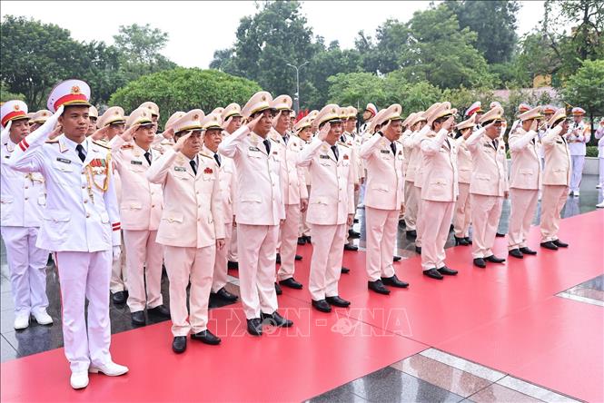 lang-bac-28826-33-1787888004222-1787888004480689249154 Lãnh đạo Đảng, Nhà nước vào Lăng viếng Chủ tịch Hồ Chí Minh - Ảnh 7.