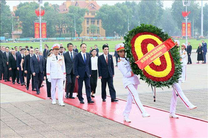 Các Lãnh Đạo Tưởng Niệm Chủ Tịch Hồ Chí Minh Tại Lăng