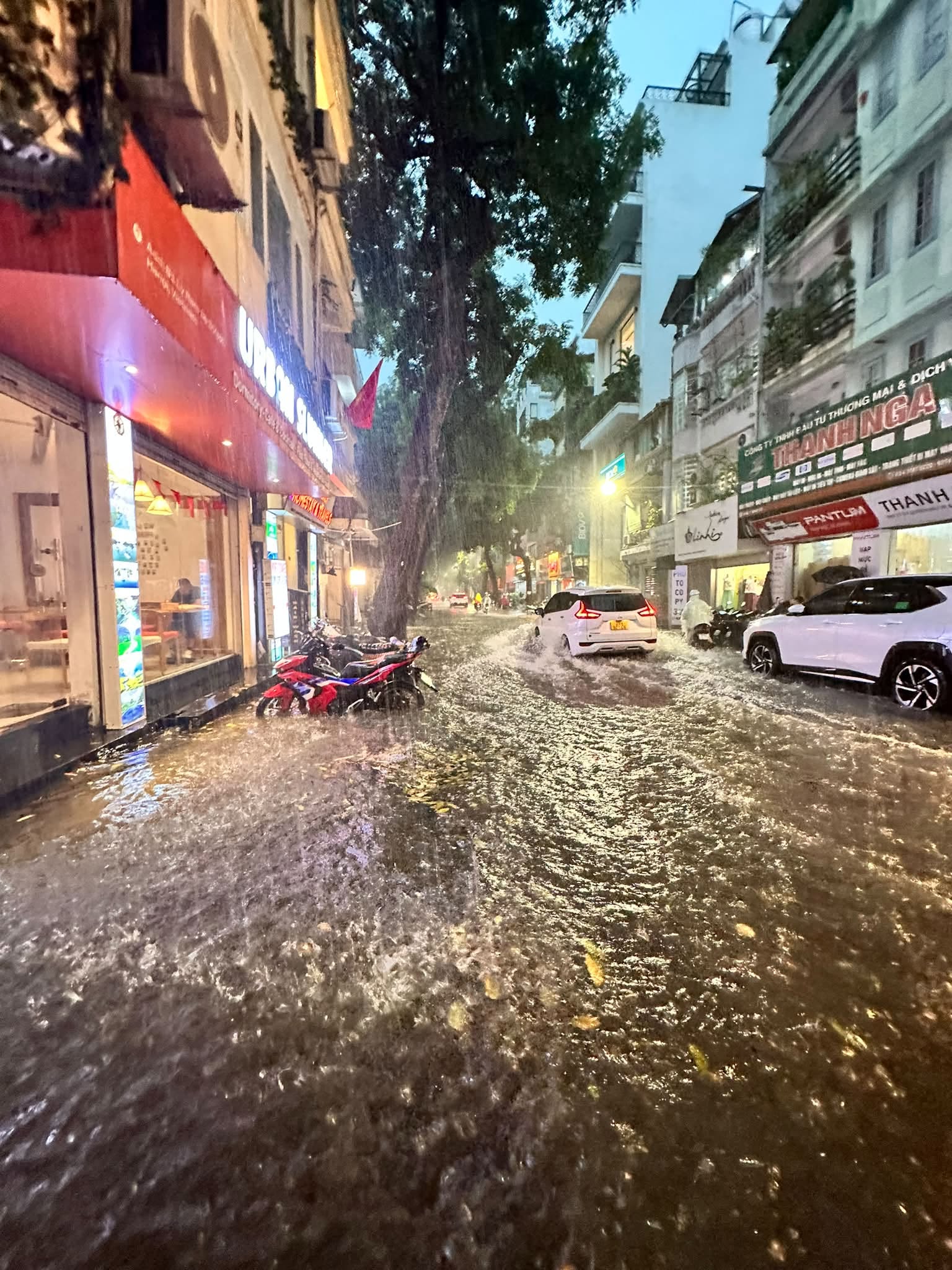 ly-nam-de-1787828033622166174552 Hình ảnh các tuyến phố Hà Nội ngập nặng đúng giờ tan tầm- Ảnh 6.