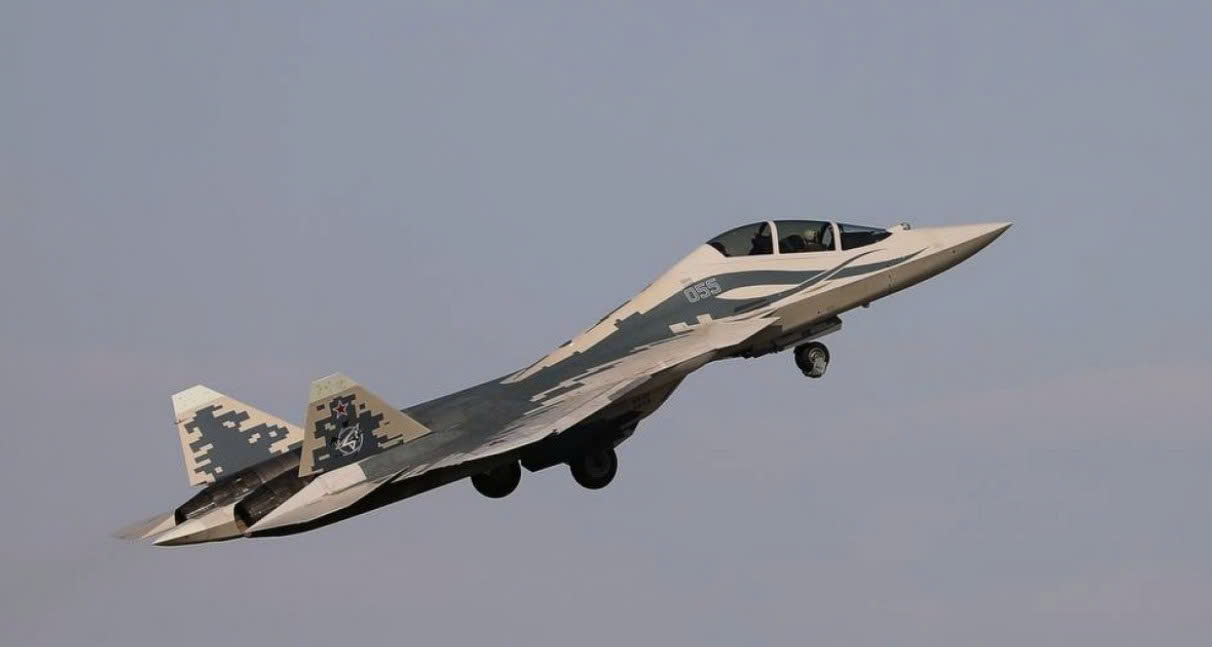 may-bay-chien-dau-hai-cho-ngoi-su-57d-17879619073602126048562 UAV Su-75 có thể trở thành cánh tay nối dài của tiêm kích Su-57D Nga- Ảnh 1.