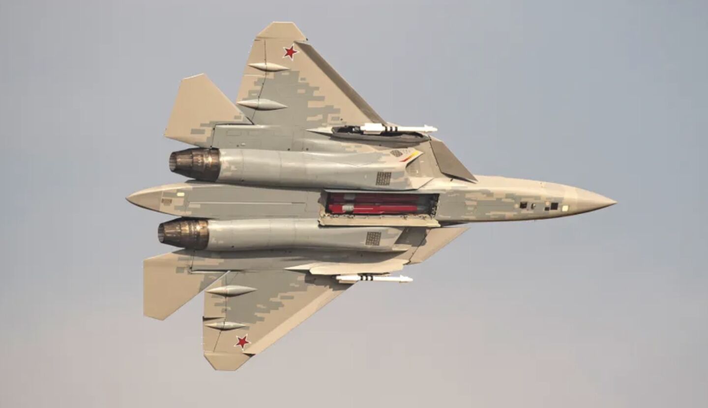 may-bay-chien-dau-su-57-voi-ba-khoang-chua-vu-khi-mo-va-ten-lua-chong-buc-xa-kh-58-17875591285451719356901 Hai tiêm kích Su-57 Nga phối hợp tập kích Ukraine- Ảnh 1.