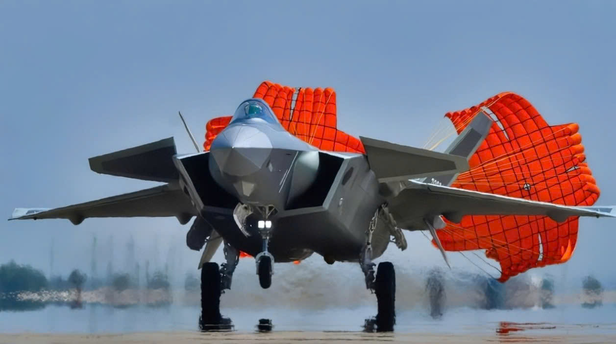 may-bay-chien-dau-tang-hinh-j-20-ha-canh-17880798170271421307962 Tiêm kích J-20 Trung Quốc nắm giữ ưu thế mà F-22 và F-35 Mỹ khó theo kịp- Ảnh 1.