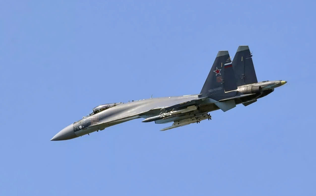 may-bay-su-35-cua-khong-quan-vu-tru-nga-trang-bi-ten-lua-kh-31-1787389475780246245963 Tiêm kích Su-35 Nga phóng 'sát thủ diệt radar' Kh-31PM vào hệ thống Patriot Ukraine- Ảnh 1.