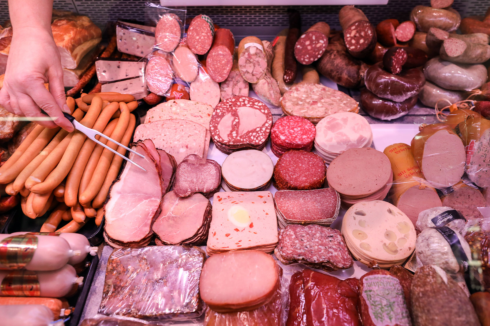 meatcounterinthesupermarket1190595804-1787481947863396607860 Thực phẩm chế biến sẵn có hại cho gan