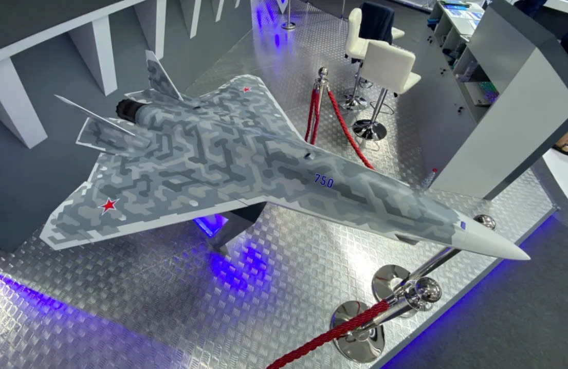 mo-hinh-may-bay-khong-nguoi-lai-uav-dua-tren-khung-gam-su-57-tai-trien-lam-hang-khong-dubai-2025-1787961997893189703637 UAV Su-75 có thể trở thành cánh tay nối dài của tiêm kích Su-57D Nga- Ảnh 2.