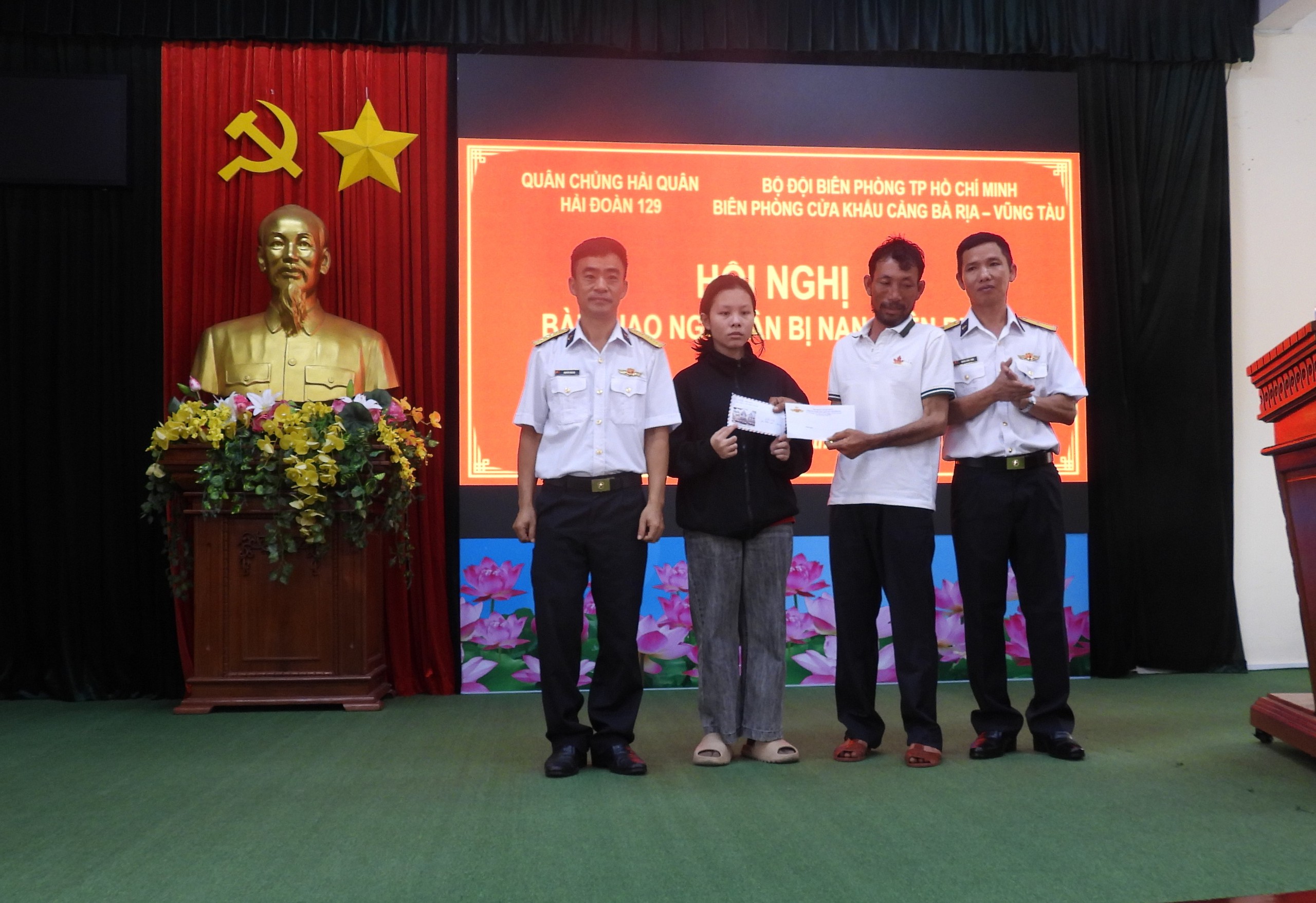 Hải Đoàn 129 Cứu Ngư Dân Gặp Nạn Trong Lòng Biển Khơi