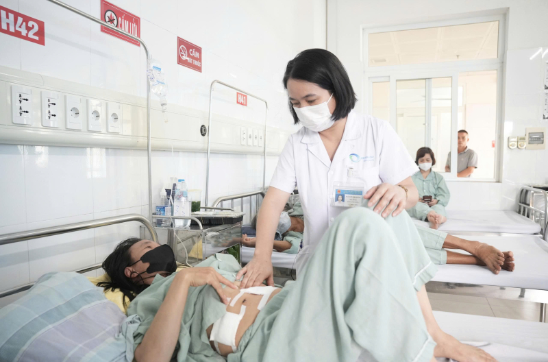 Phẫu thuật nội soi cắt khối u gan lớn cho bệnh nhân 44 tuổi - Ảnh 2.