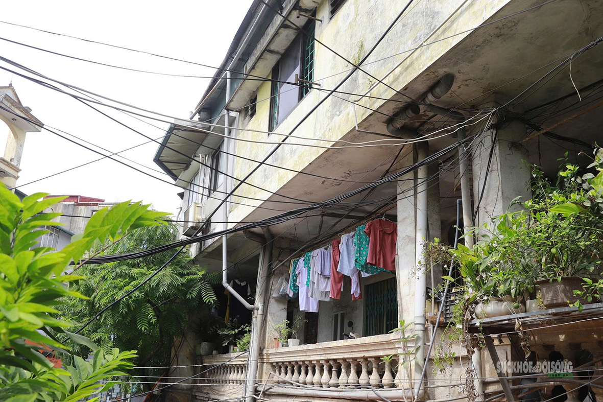 Nhiều ngôi nhà dọc đường Thụy Khuê đang hạ giải, mặt bằng ga C6 còn vướng một điểm- Ảnh 2.