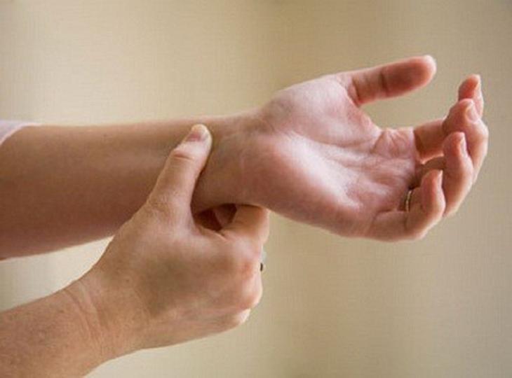 Teo cơ bàn tay ở người trẻ: Cảnh giác với bệnh Hirayama hiếm gặp- Ảnh 1.