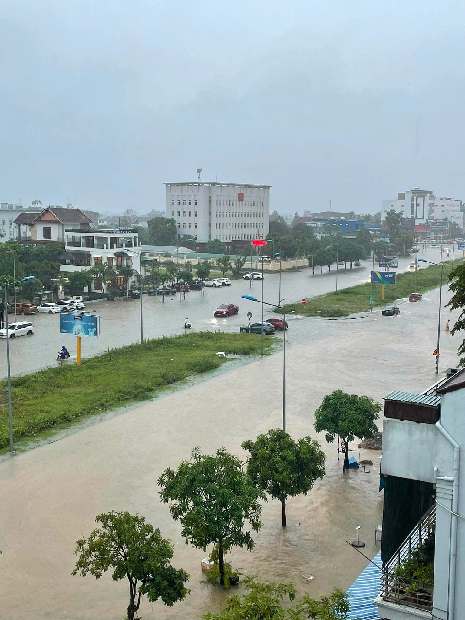 nhieu-tuyen-pho-trung-tam-nghe-an-ngap-sau-sau-mua-lon8-1787219001283474214022 Nghệ An Chìm Trong Nước Mưa, Giao Thông Đảo Lộn Nghiêm Trọng - Ảnh 4.