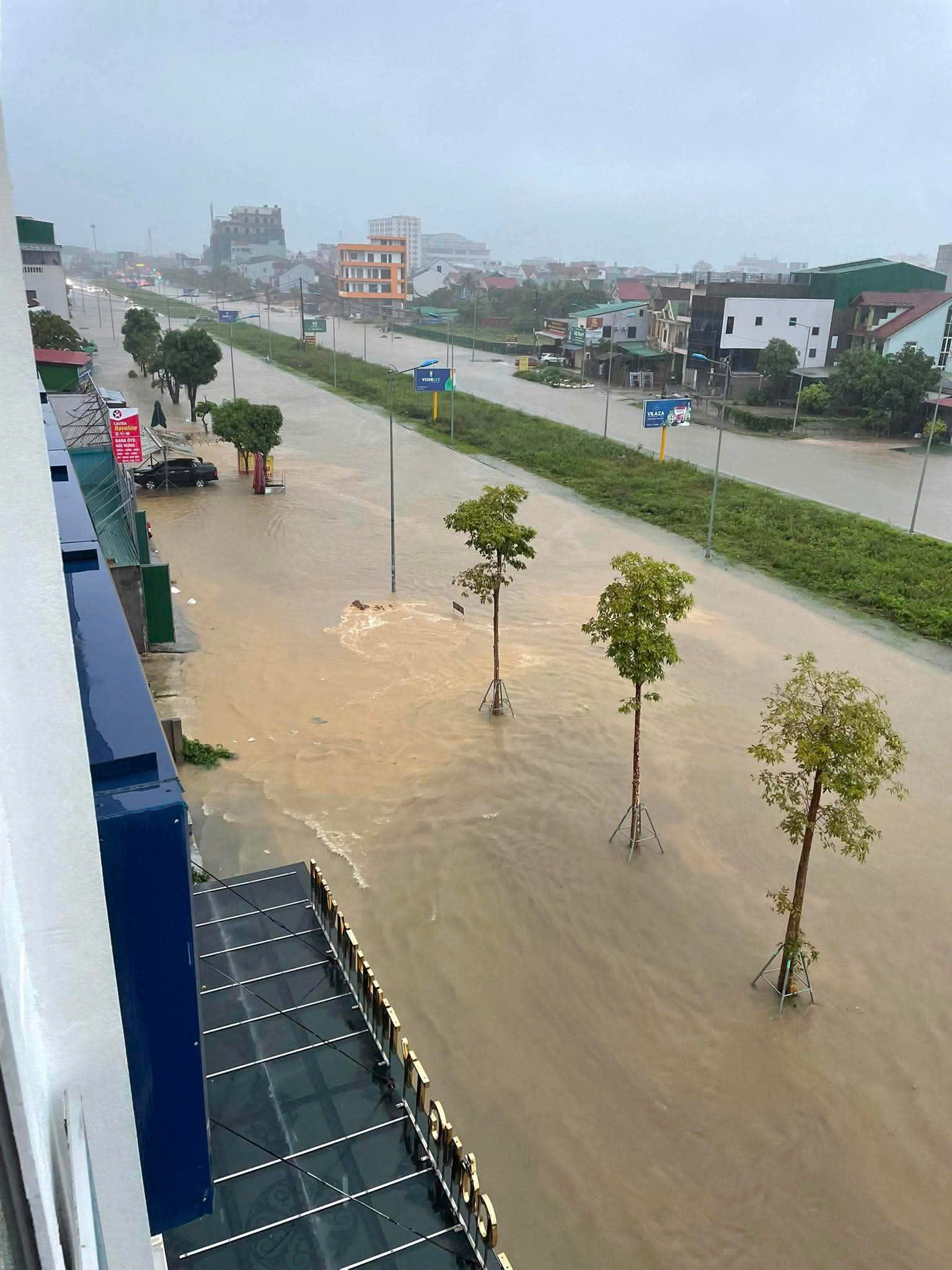 nhieu-tuyen-pho-trung-tam-nghe-an-ngap-sau-sau-mua-lon9-1787219008144429758709 Nghệ An Chìm Trong Nước Mưa, Giao Thông Đảo Lộn Nghiêm Trọng - Ảnh 5.