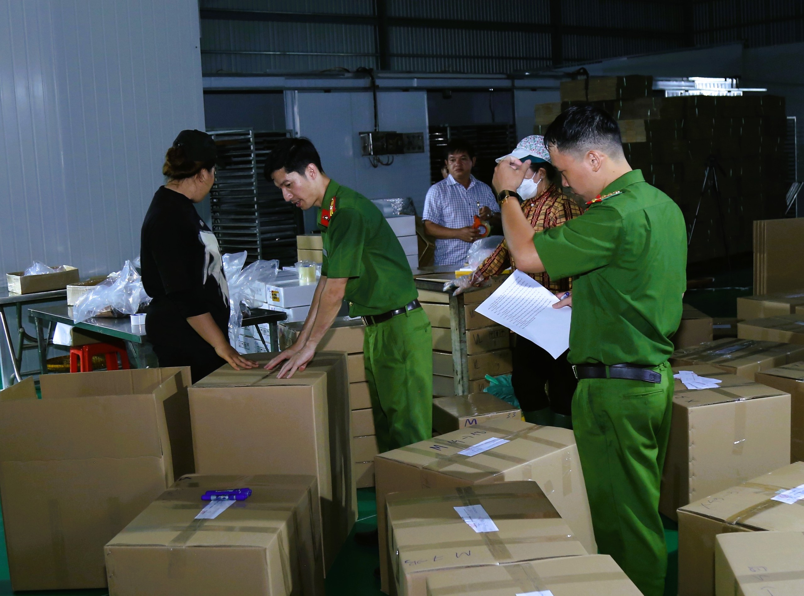 niem-phong-so-san-pham-thu-giu-tai-cong-ty-tnhh-tran-le-foods-1787035904453192581091 Phá đường dây sản xuất, buôn bán khô bò giả từ thịt trâu Ấn Độ quy - Ảnh 3.
