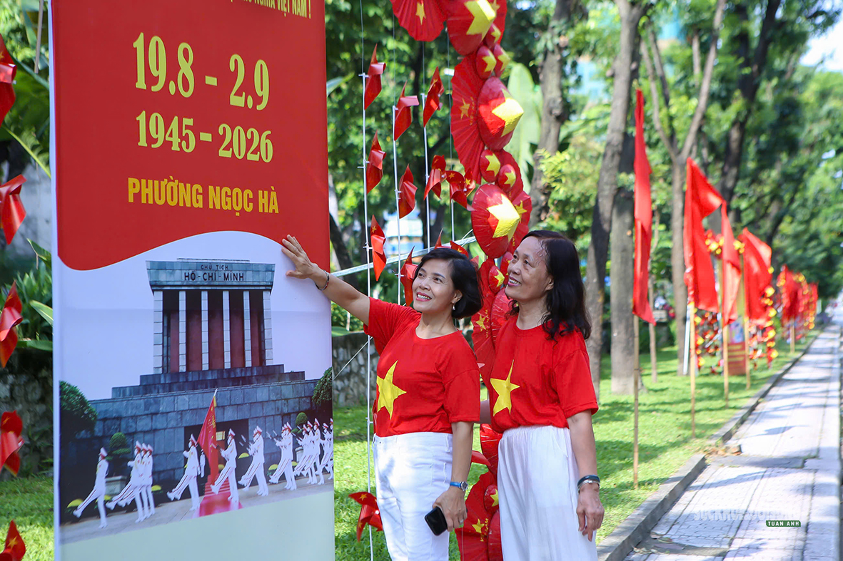 pho-kim-ma-thanh-diem-check-in-ruc-ro-dip-quoc-khanh-3-1788076791305254559884 Phố Kim Mã thành điểm check-in rực rỡ dịp Quốc khánh- Ảnh 3.