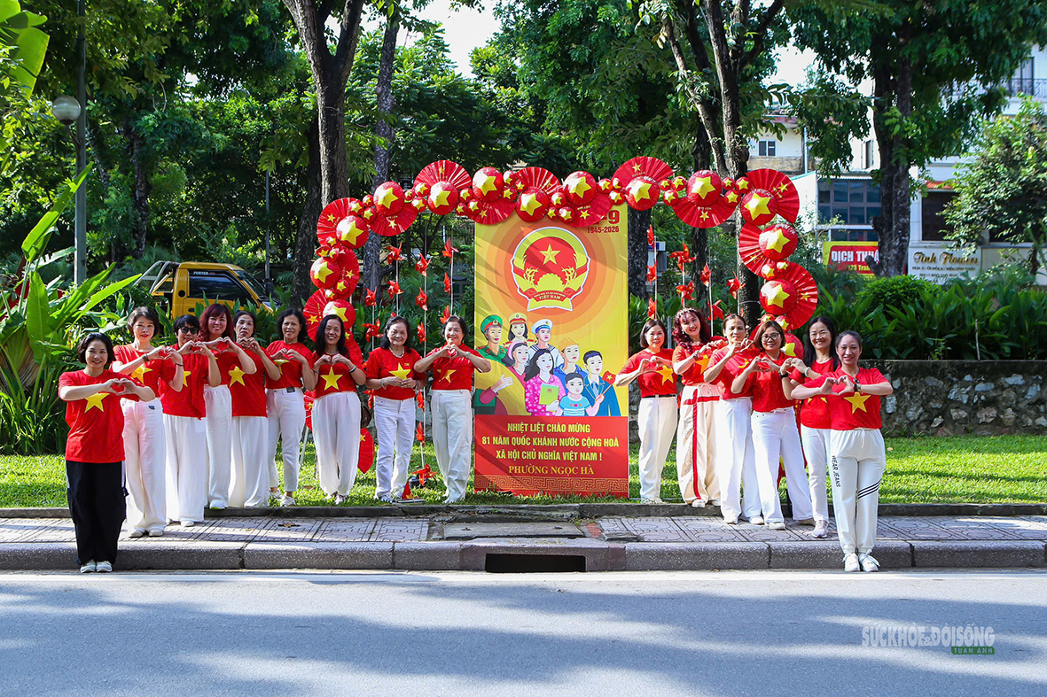 pho-kim-ma-thanh-diem-check-in-ruc-ro-dip-quoc-khanh-6-17880770801311522356680 Phố Kim Mã thành điểm check-in rực rỡ dịp Quốc khánh- Ảnh 6.