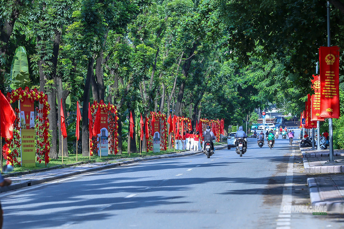 pho-kim-ma-thanh-diem-check-in-ruc-ro-dip-quoc-khanh-7-17880766877871543221634 Phố Kim Mã thành điểm check-in rực rỡ dịp Quốc khánh- Ảnh 1.