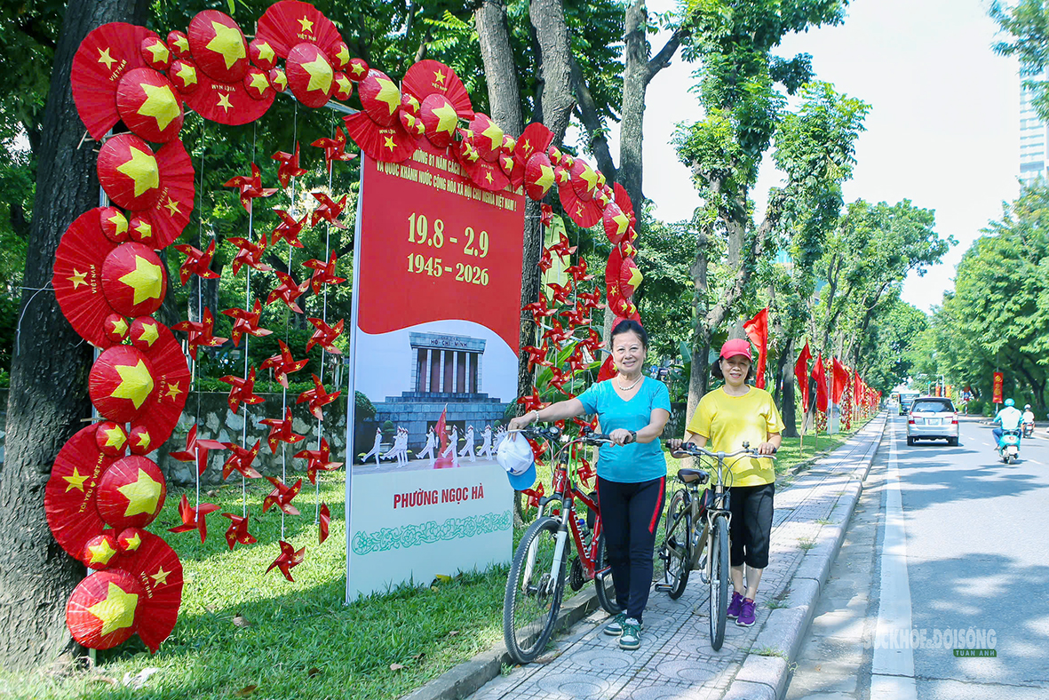 pho-kim-ma-thanh-diem-check-in-ruc-ro-dip-quoc-khanh-8-17880767331761023656560 Phố Kim Mã thành điểm check-in rực rỡ dịp Quốc khánh- Ảnh 2.