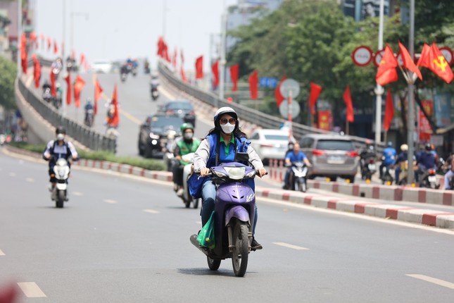 photo-1-168307300502946563452-17875378615931894318075 Miền Trung nắng nóng sát ngưỡng 40 độ - Ảnh 1.