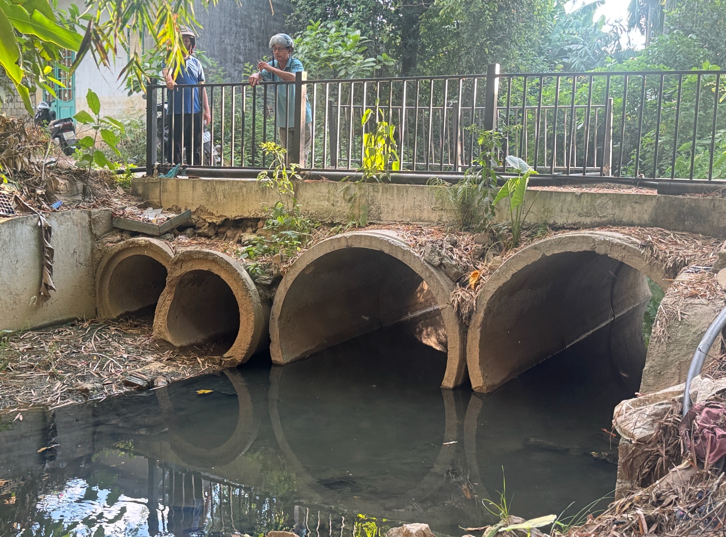 photo-1787039306295-1787039307298130466567 Sống cạnh kênh nước bốc mùi hôi thối, người dân phải đeo khẩu trang khi ngủ - Ảnh 1.