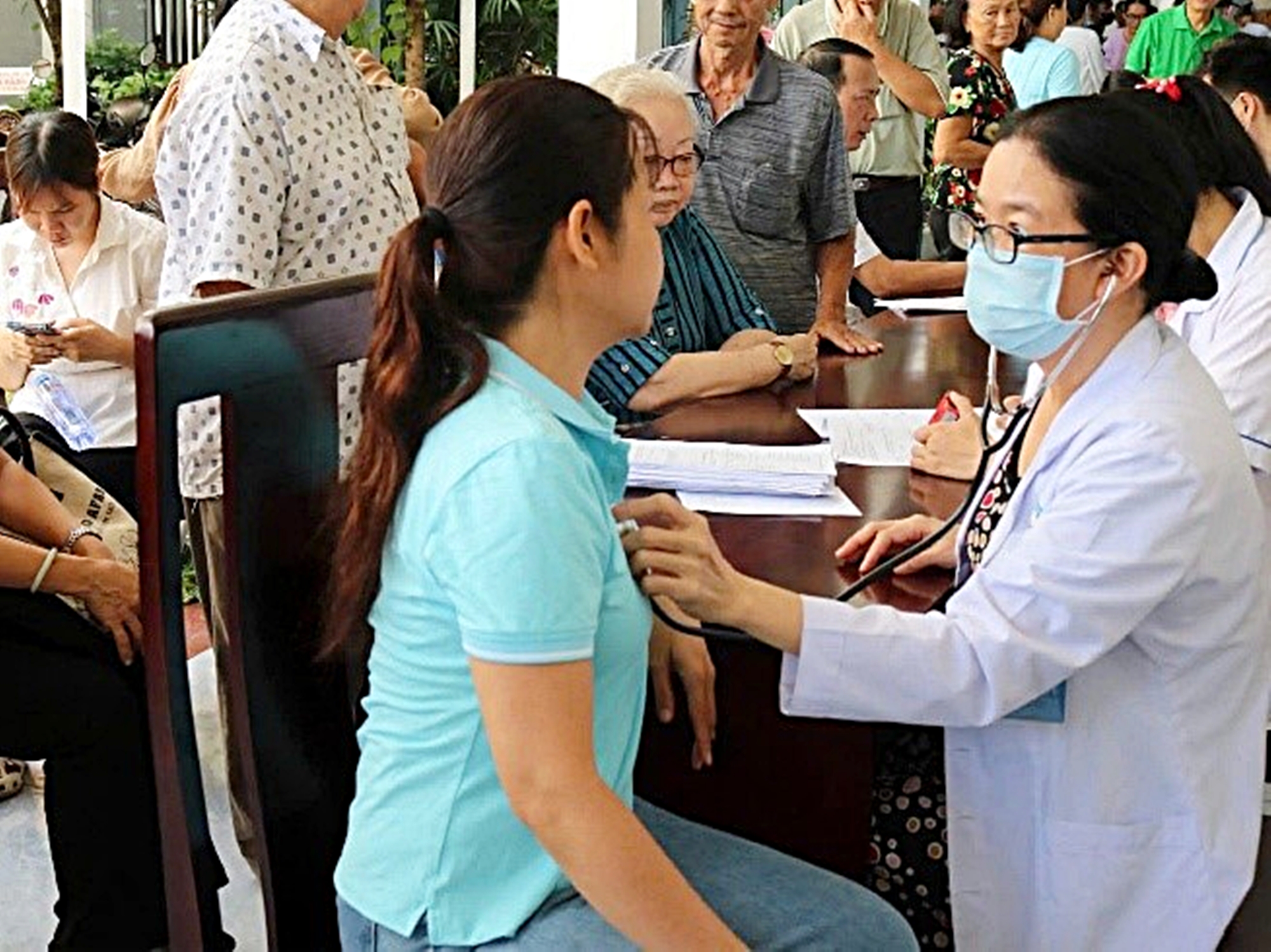 picture2-17874458843001712893354 TPHCM: Bệnh viện ĐKKV Hóc Môn dẫn đầu khám sức khỏe toàn dân- Ảnh 1.