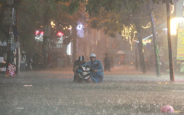 Nhiều khu vực bước vào cao điểm của đợt mưa lớn- Ảnh 2.