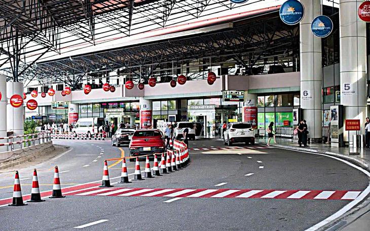 Sân bay Nội Bài vừa phân làn, nhiều trường hợp đã bị xử phạt vì lỗi này - Ảnh 1.