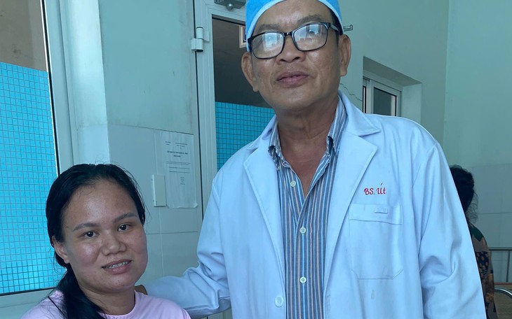 Người đàn ông 49 tuổi mang viên sỏi tiết niệu 'khổng lồ' - Ảnh 2.