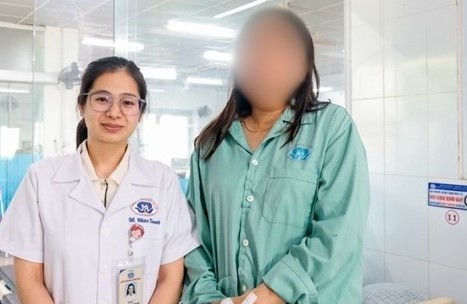 soc-phan-ve-do-ong-dot-1787731570806110764073 Ong đốt vào ngón tay, người phụ nữ sưng phù mặt- Ảnh 1.
