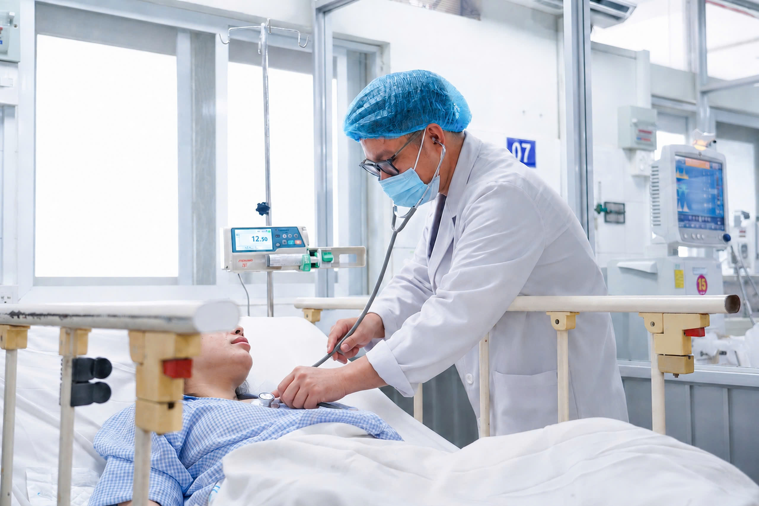 Sản phụ sốt xuất huyết nguy kịch, trải qua 4 lần phẫu thuật và can thiệp để giành sự sống- Ảnh 1.
