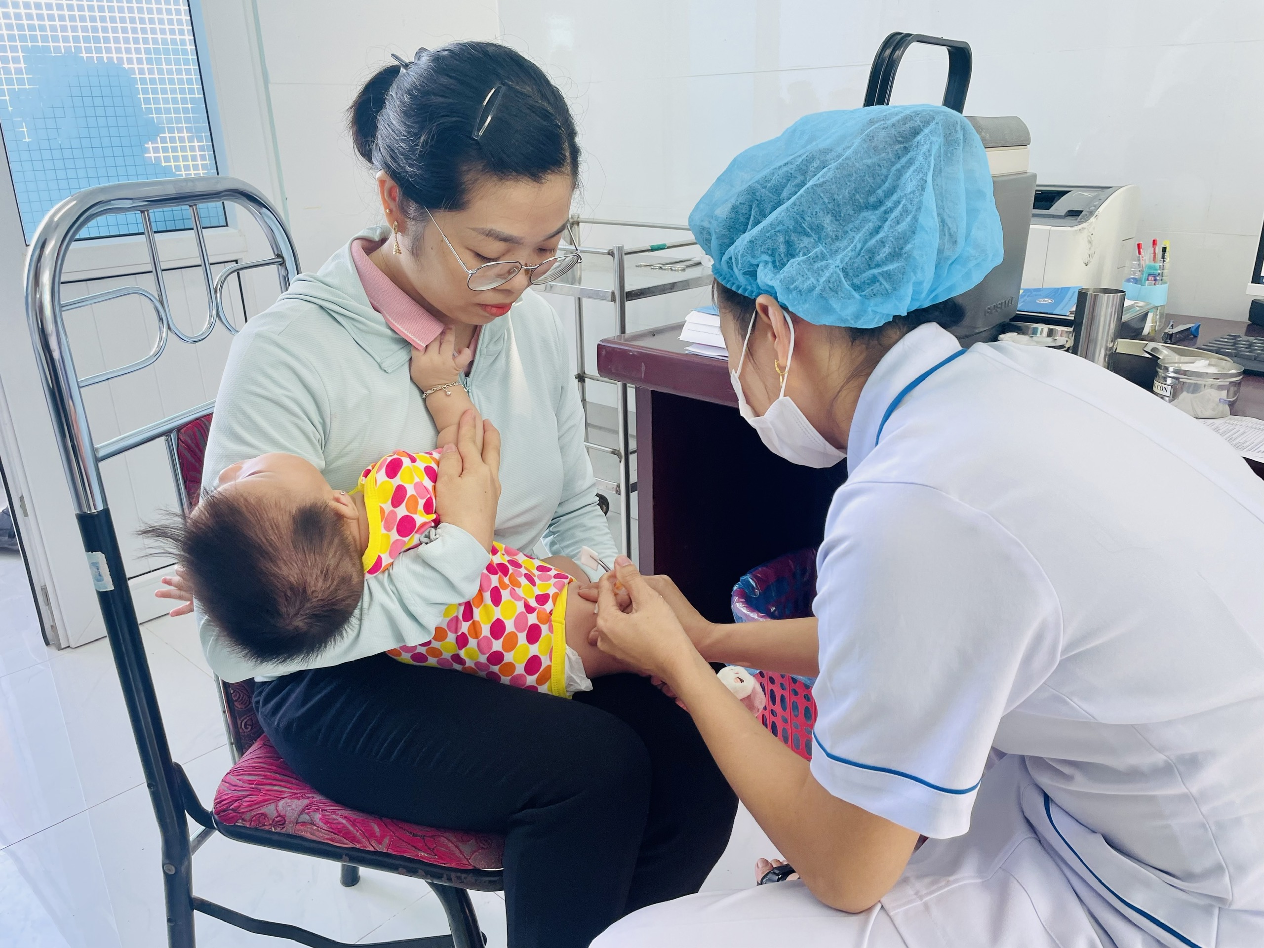 tiem-chung-17233119554961282218714 Tiêm vắc xin cho trẻ tại trạm y tế ở Tuyên Quang
