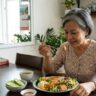 Lựa Chọn Thực Phẩm: Củ Dền Sống Hay Luộc Chín Tốt Hơn?
