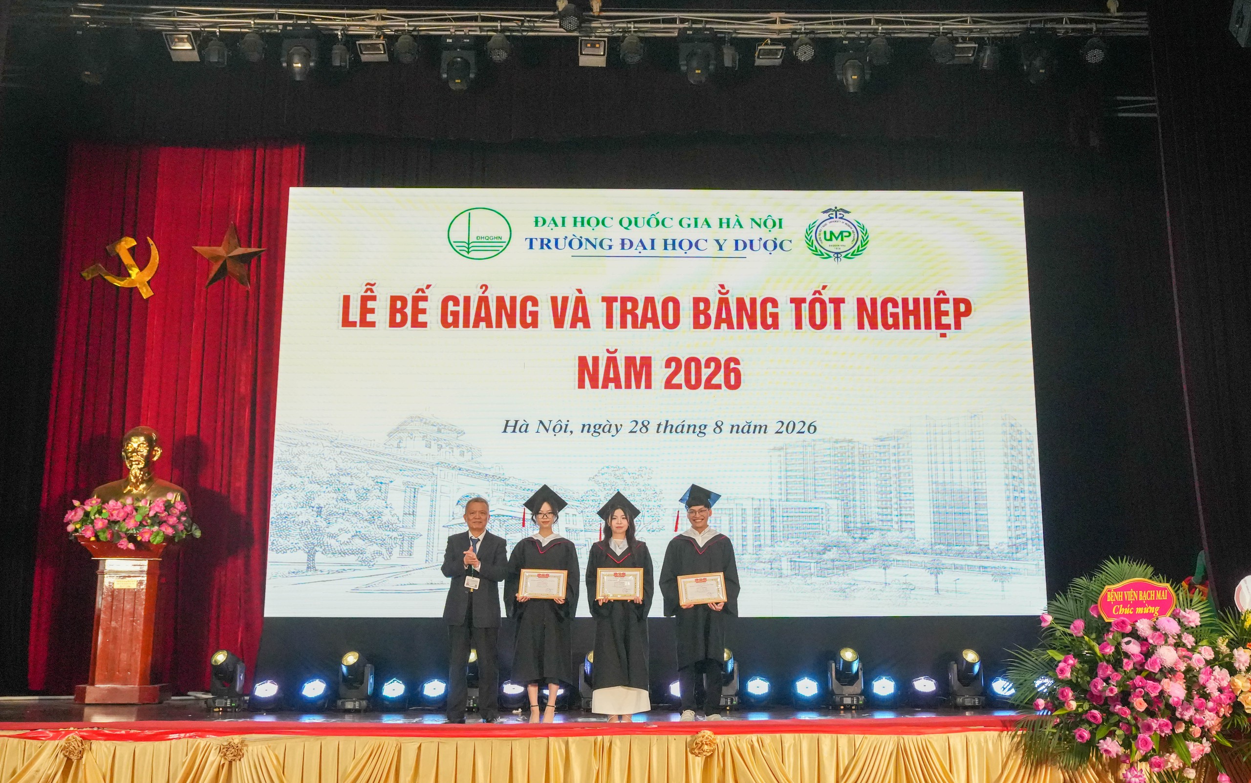 tot-nghiep-23-17879100879042015274097 407 bác sĩ, dược sĩ, cử nhân bước vào hành trình chăm sóc sức khoẻ nhân dân- Ảnh 2.