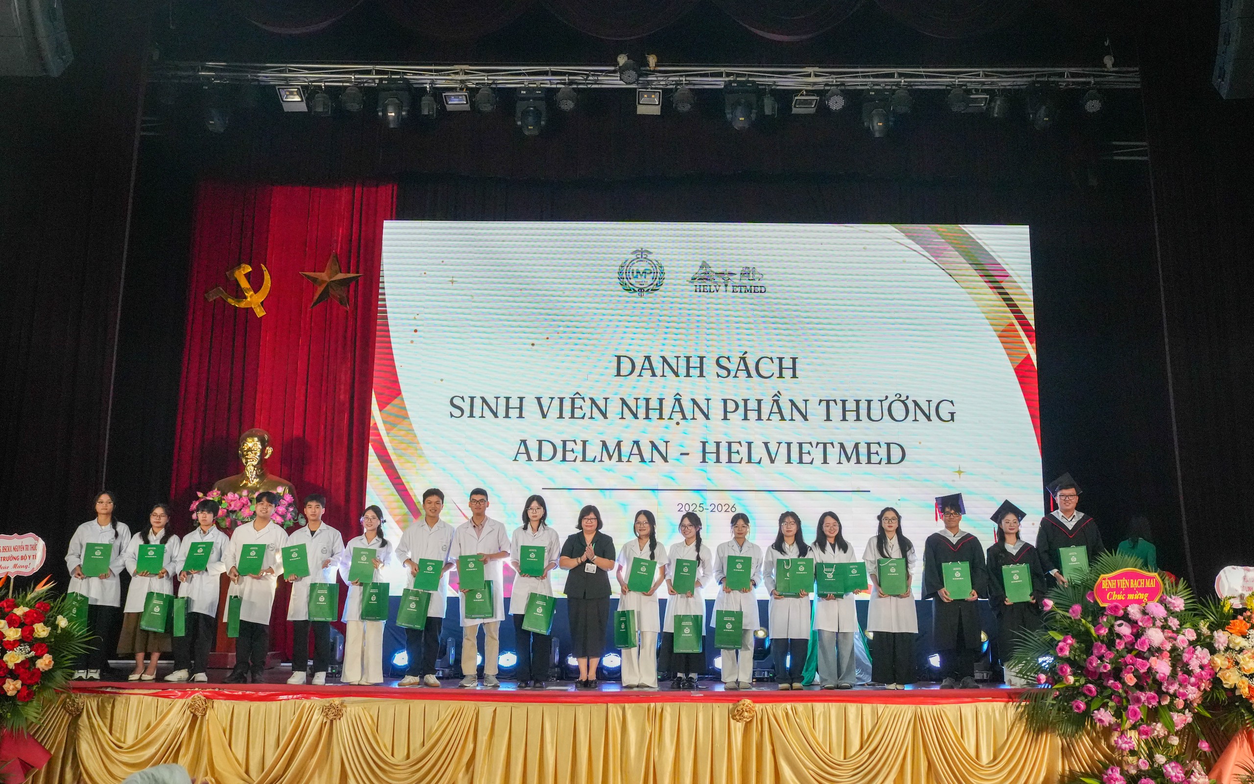 trao-bang-tot-nghiep-17879101952131103831323 407 bác sĩ, dược sĩ, cử nhân bước vào hành trình chăm sóc sức khoẻ nhân dân- Ảnh 5.