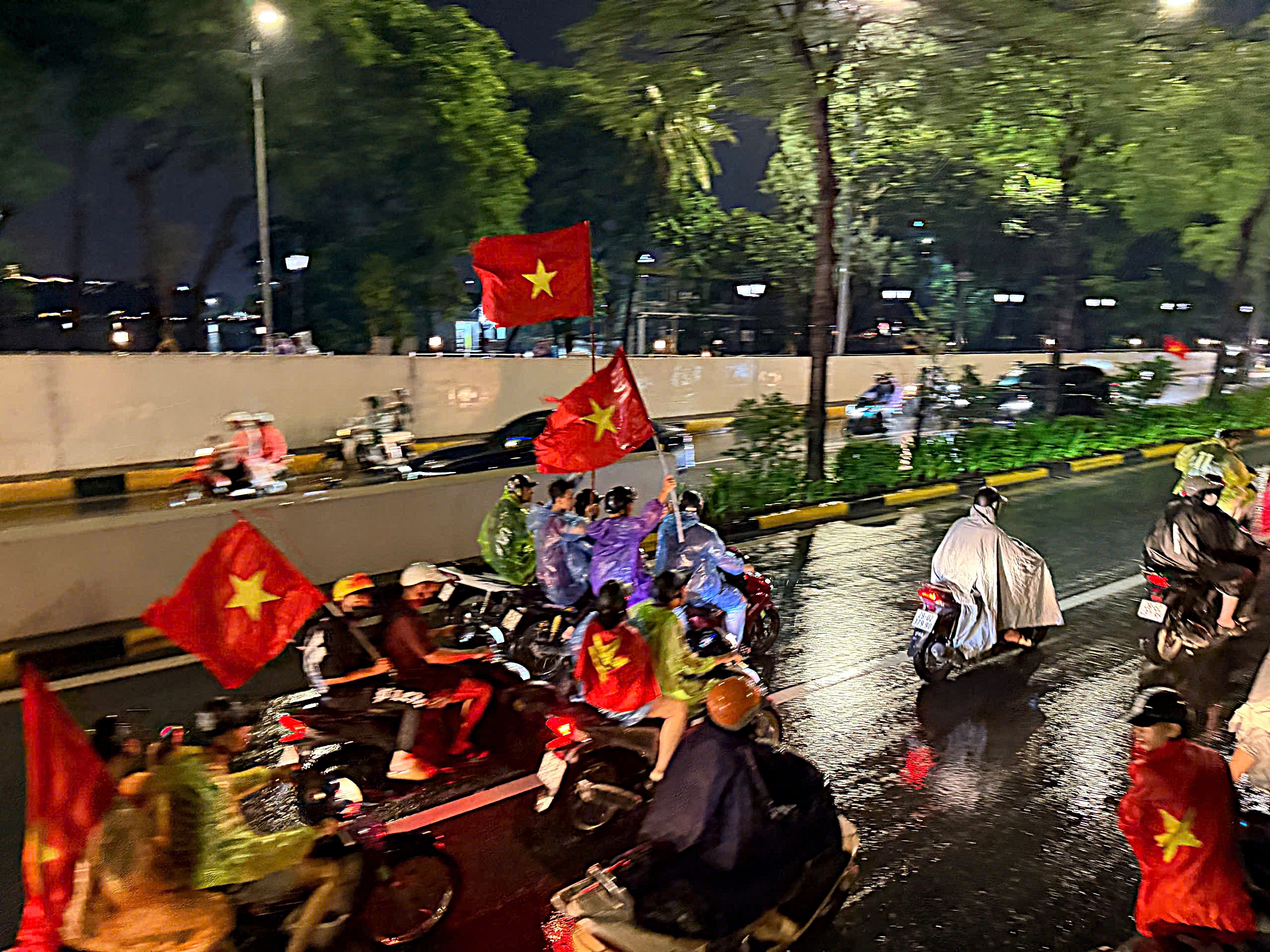 tuyen-viet-nam-2-1787441290740591765479 Hình ảnh người dân Hà Nội 'đi bão' dưới mưa mừng tuyển Việt Nam thắng Thái Lan- Ảnh 3.