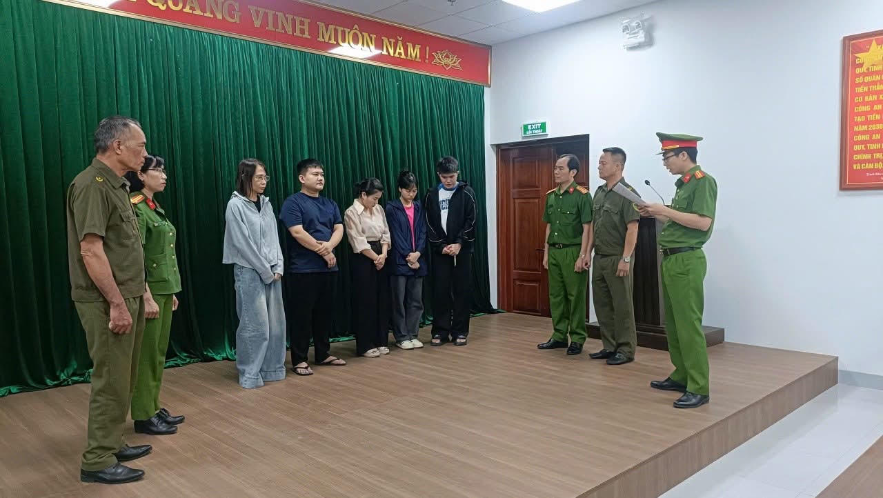 unnamed-16-17871289927321518344585 Đóng giả bác sỹ, dọa có bệnh để 'dụ' chị em đi chăm sóc 'vùng kín'- Ảnh 1.