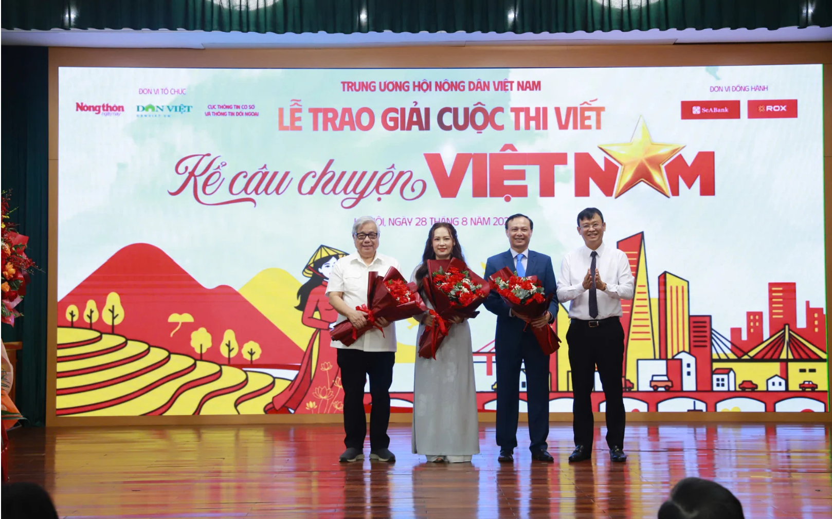 van-hoai-tong-bien-tap-bao-nong-thon-ngay-nay-bao-dien-tu-dan-viet-truong-ban-to-chuc-cuoc-thi-da-tang-hoa-tri-an-cac-thanh-vien-ban-giam-khao-17878930921961626103729 Lễ trao giải 'Kể câu chuyện Việt Nam': Khơi Dậy Tự Hào Và Đam Mê - Ảnh 2.