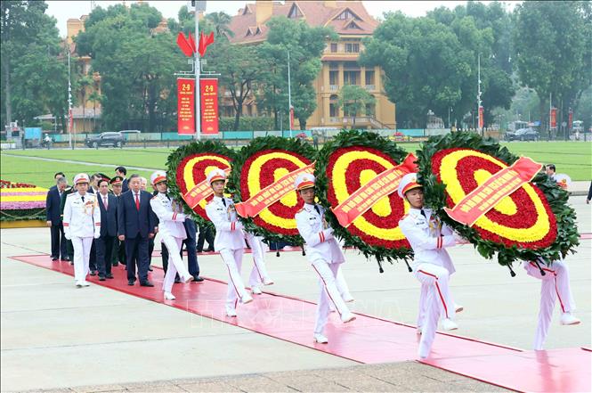 vieng-lang-280826-1787887995422-178788799633274492394 Lãnh đạo Đảng, Nhà nước vào Lăng viếng Chủ tịch Hồ Chí Minh - Ảnh 1.