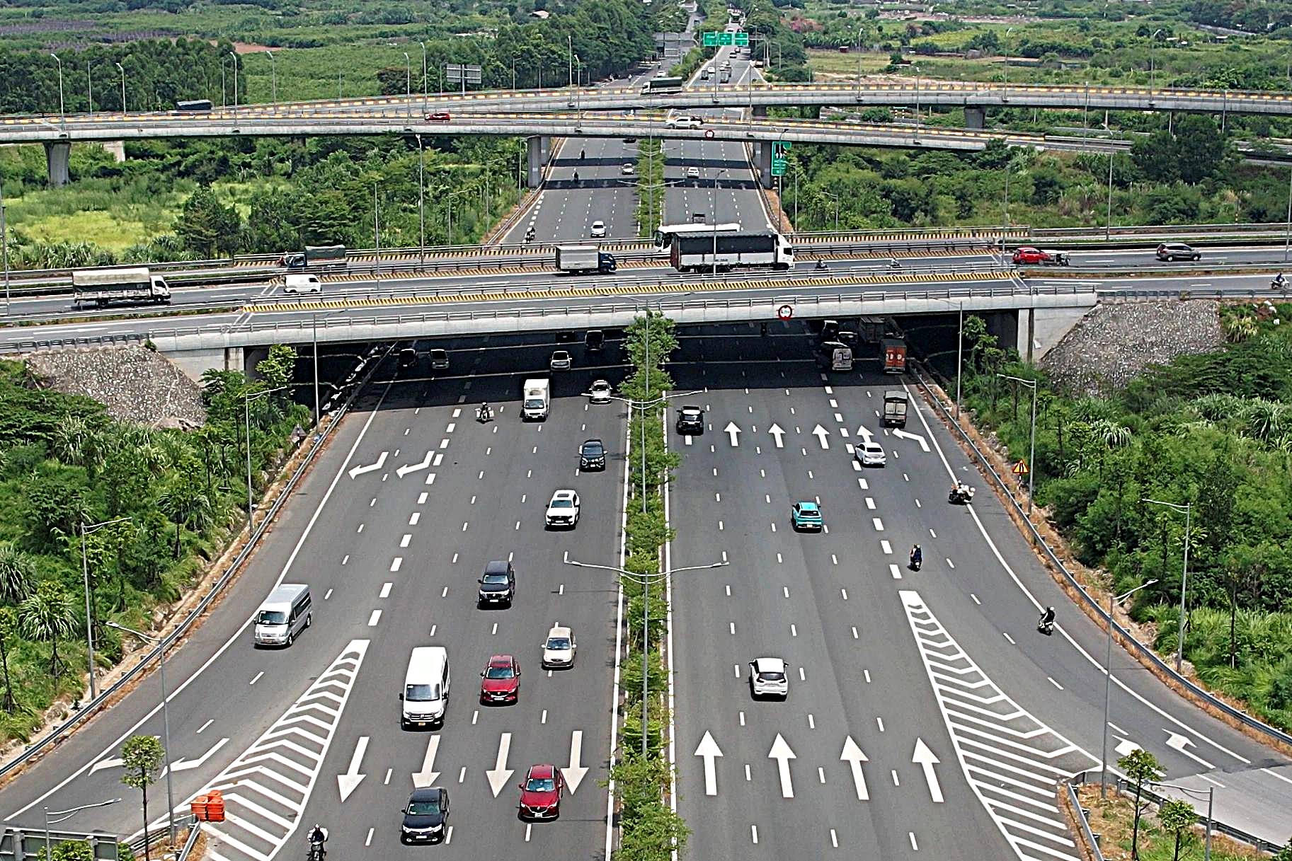 vuot-xe-tren-cao-toc-2-1786341560247417782779 Cải cách giao thông cao tốc - Ảnh 2.