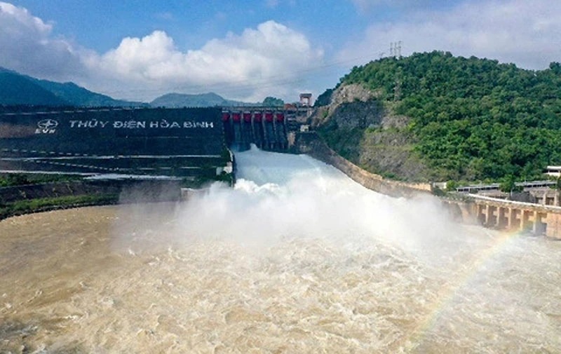 Thủy Điện Hòa Bình Mở Cửa Xả Đáy Để Ứng Phó Với Lũ Lụt