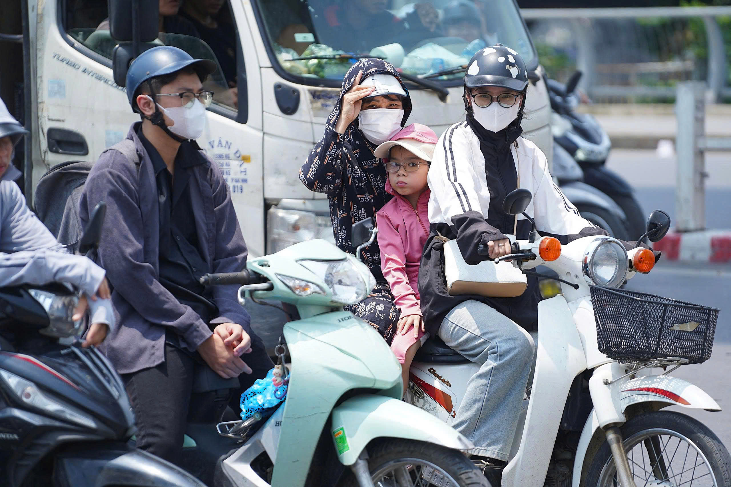 Miền Bắc Đối Mặt Với Nắng Nóng Khắc Nghiệt, Nhiệt Độ Vượt 35 Độ